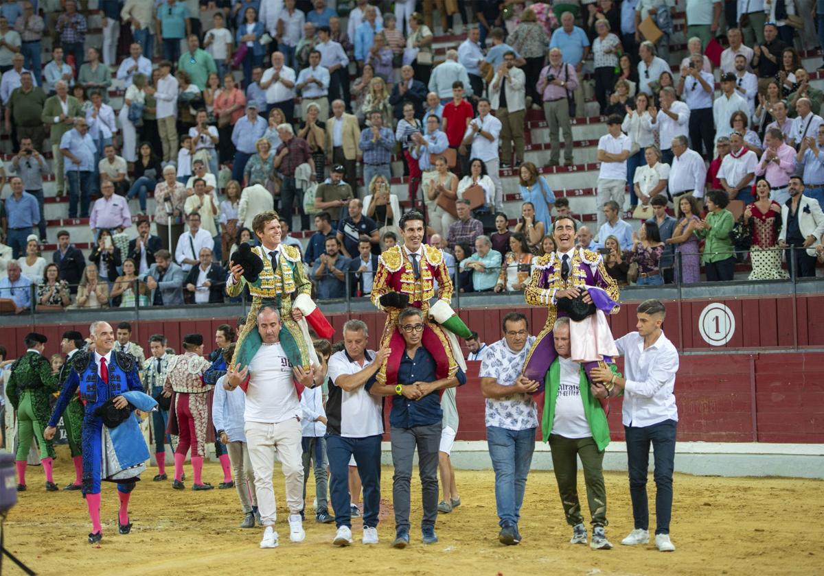 Tarde para el recuerdo con los toreros a hombros por la puerta grande de Jaén
