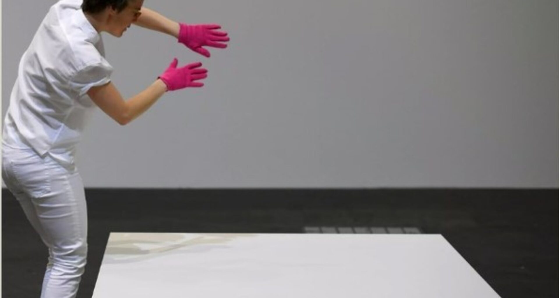 Un escultor vendió una estatua "invisible" por 17.000 dólares