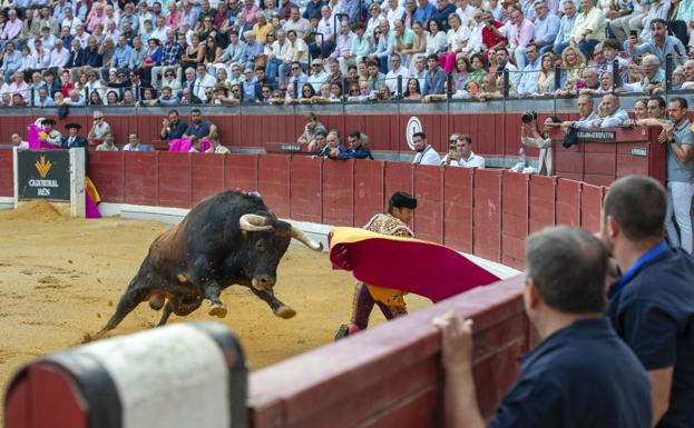 Recibo de rodillas de El Fandi a uno de sus toros.