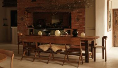 Así se ha transformado una casa de campo de 300 años en un refugio acogedor para los días de otoño: “Este es un lugar para tocar el piano y escuchar el crepitar del fuego”