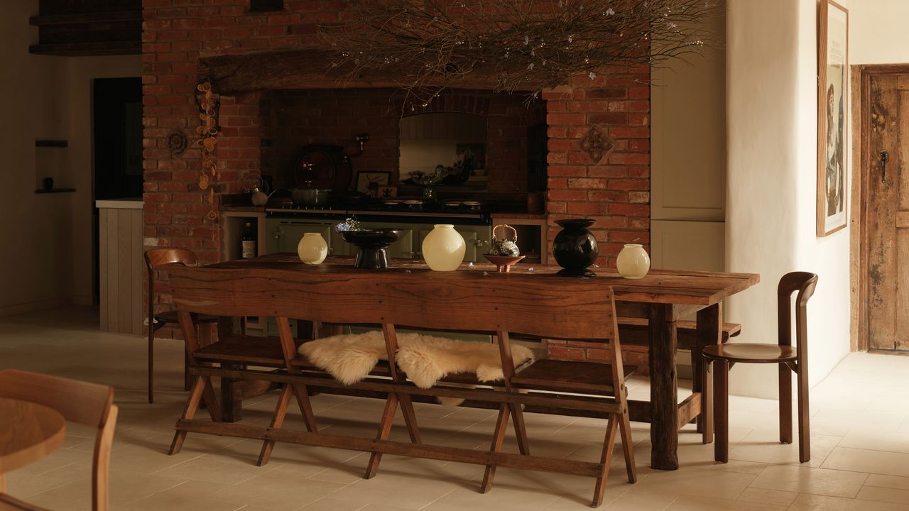 Así se ha transformado una casa de campo de 300 años en un refugio acogedor para los días de otoño: “Este es un lugar para tocar el piano y escuchar el crepitar del fuego”