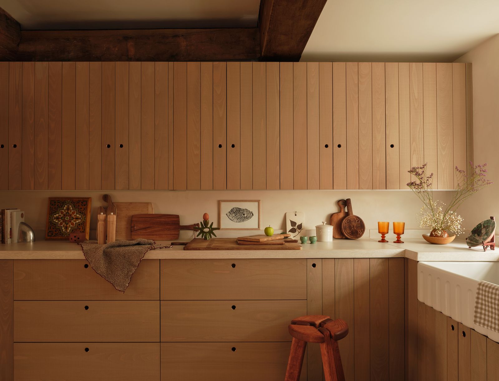 Cocina de madera con armarios con listones