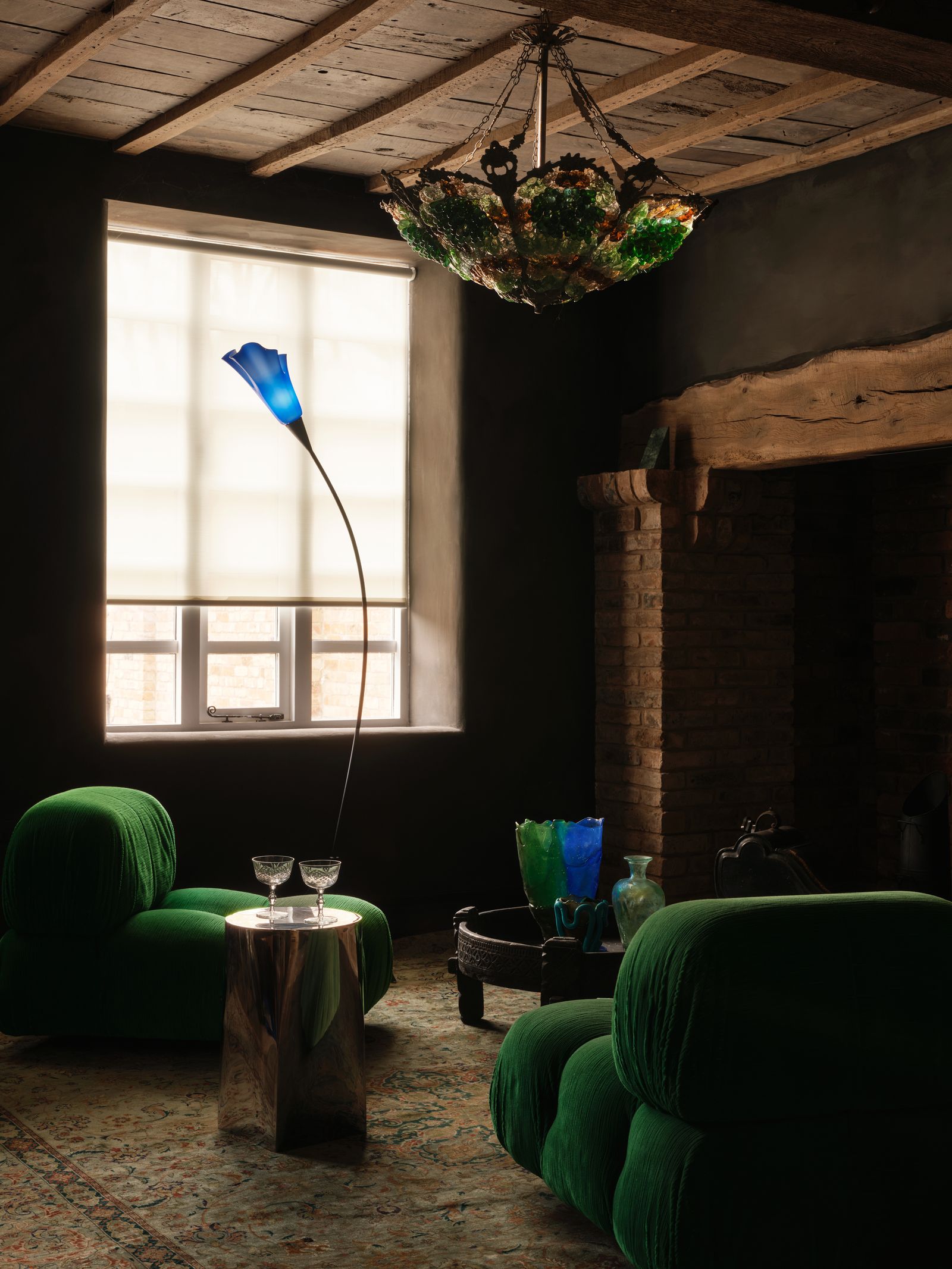 Salita de casa de campo antigua en tonos verdes