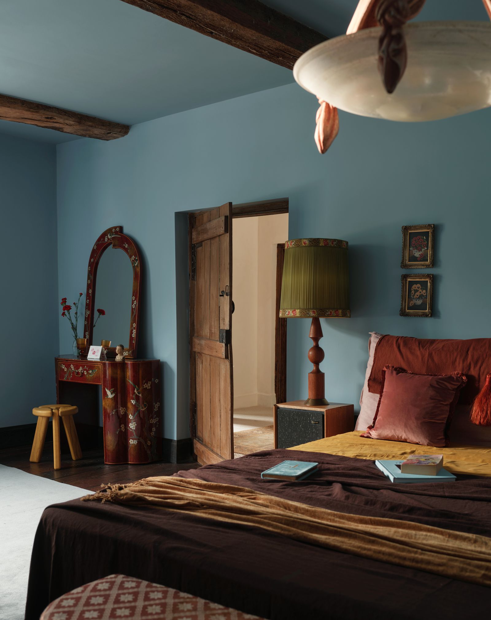 Dormitorio azul de casa de campo antigua