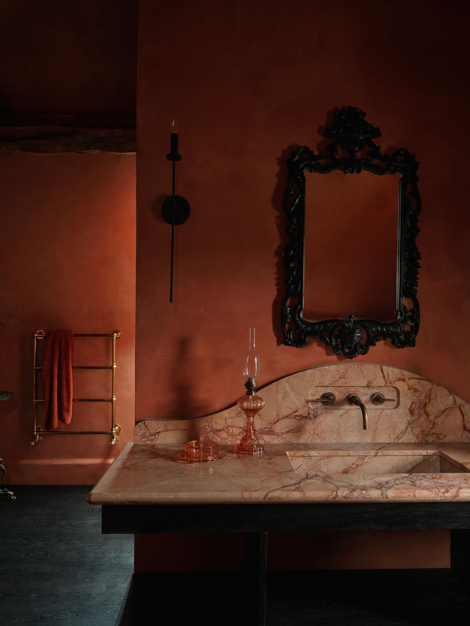 Cuarto de baño antiguo con lavabo de madera y mrmol