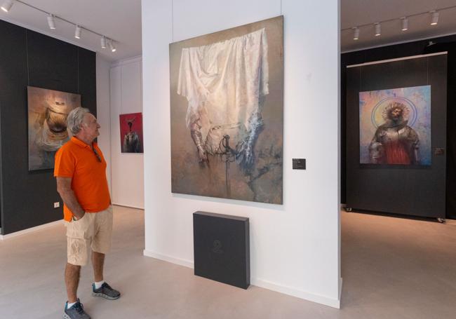 La tela se funde con el metal en una de las obras.