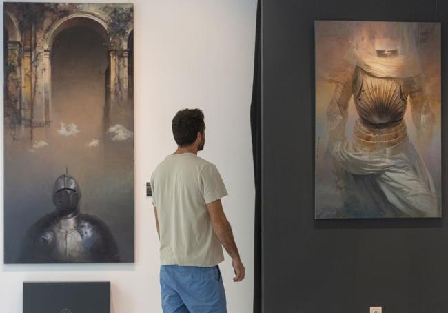 Los marcos y la introducción de nuevas formas hacen que el metal pierda parte de su frialdad.