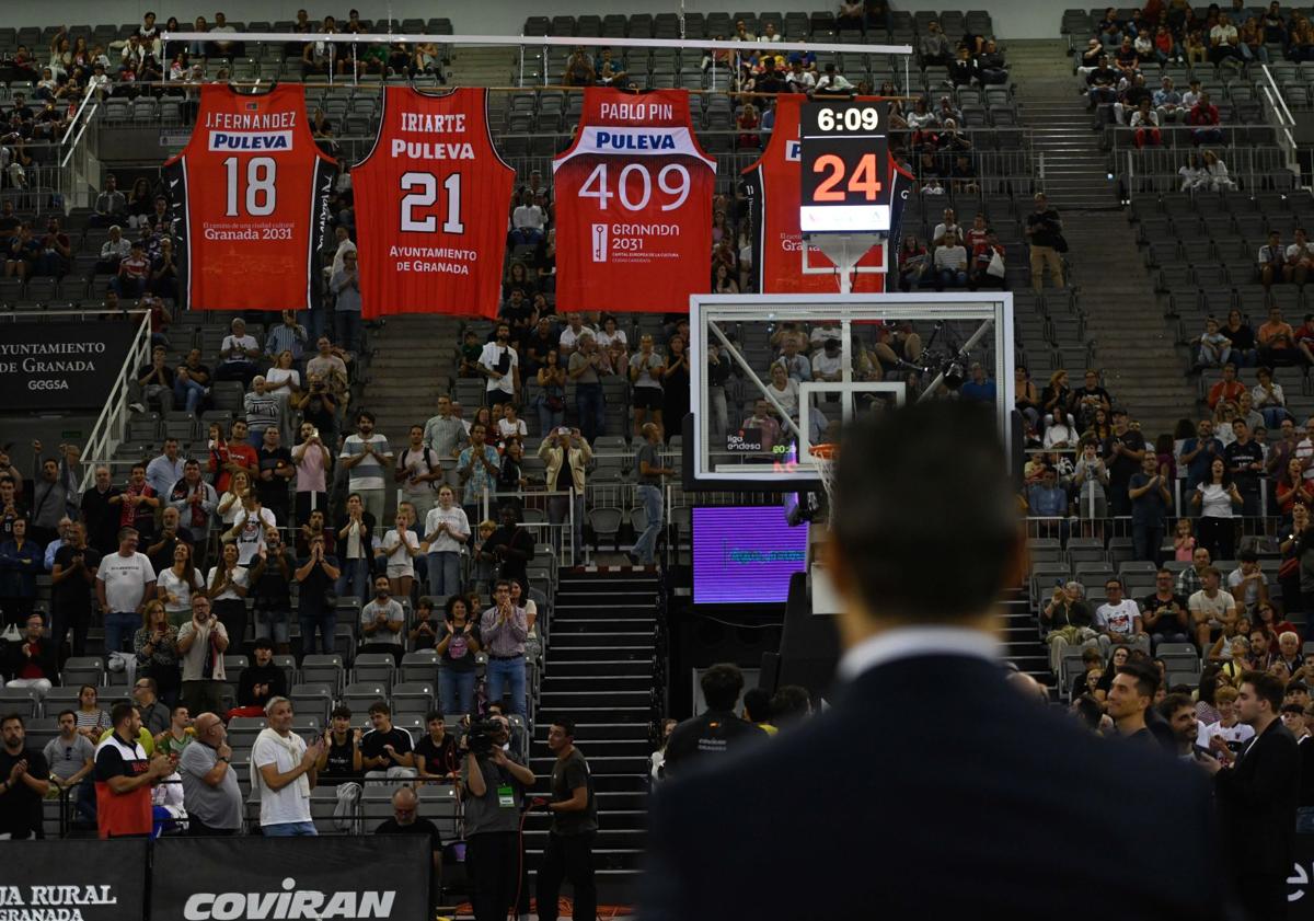Imagen principal - Pablo Pin y la afición rojinegra, en acción durante el partido.