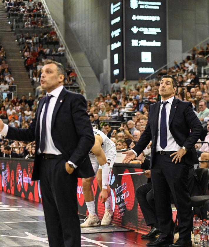 Imagen secundaria 2 - Pablo Pin y la afición rojinegra, en acción durante el partido.