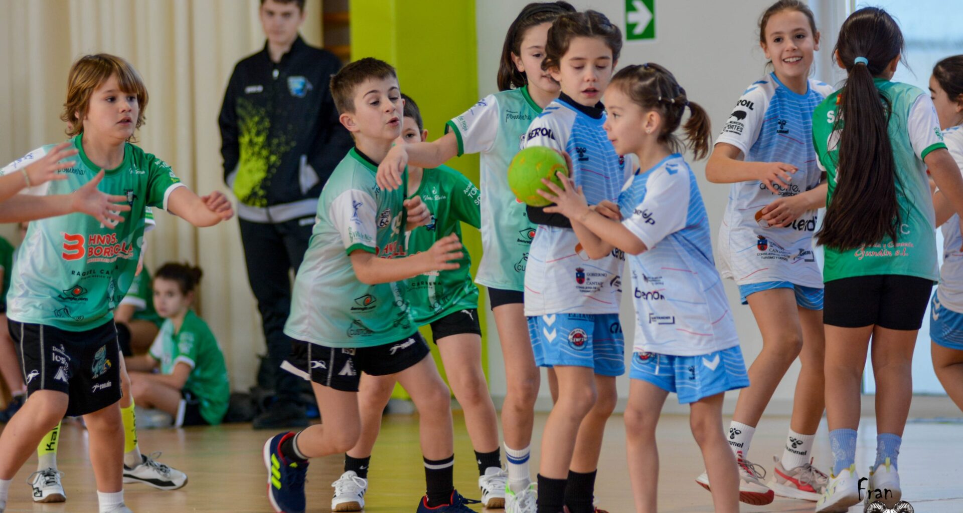 Nace una nueva competición mini-benjamín para impulsar la base del balonmano cántabro