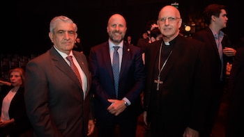 En el centro, el juez