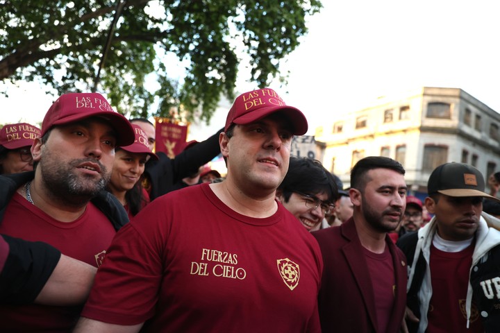 Militantes de LLA llegan a la presentación de su libro 'La Construcción del Milagro' de Javier Milei, en la ciudad de Buenos Aires. Foto Francisco Loureiro / Clarín