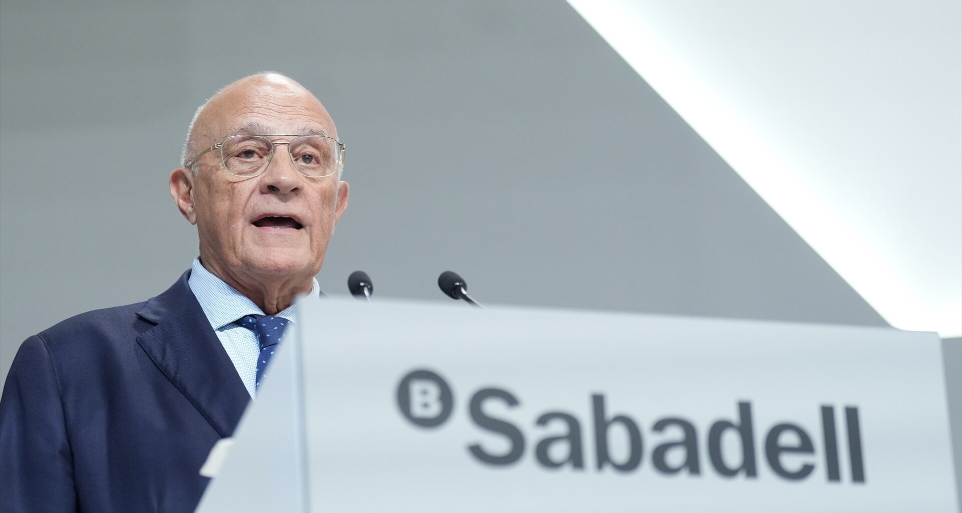 La batalla de la opa de BBVA le costará a Sabadell el 20% del beneficio 