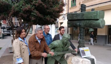 Aranda rinde homenaje a sus oficios vitivinícolas con dos estatuas de bronce | Sociedad