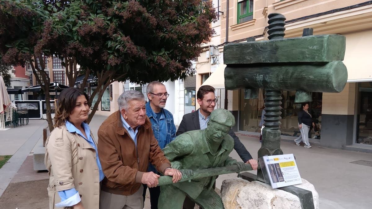 Aranda rinde homenaje a sus oficios vitivinícolas con dos estatuas de bronce | Sociedad