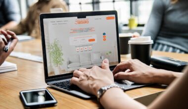 Una persona consulta la págima de Alquiler Seguro.