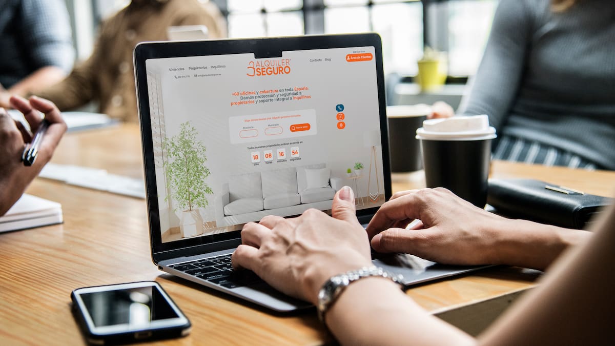 Una persona consulta la págima de Alquiler Seguro.