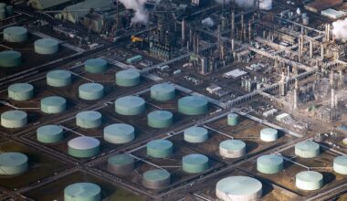 La AIE eleva su previsión de sobreoferta récord de petróleo para 2026