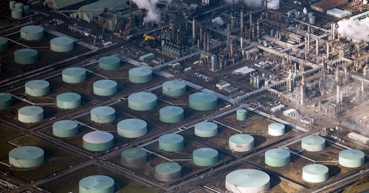 La AIE eleva su previsión de sobreoferta récord de petróleo para 2026