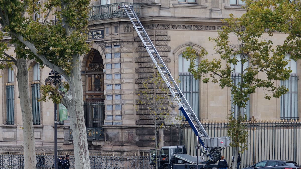 Salen a la luz las primeras imágenes de los ladrones en pleno robo en el Museo del Louvre | Internacional
