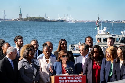 La gobernadora de Nueva York, Kathy Hochul, habla a la prensa este miércoles con la Estatua de la Libertad de fondo.