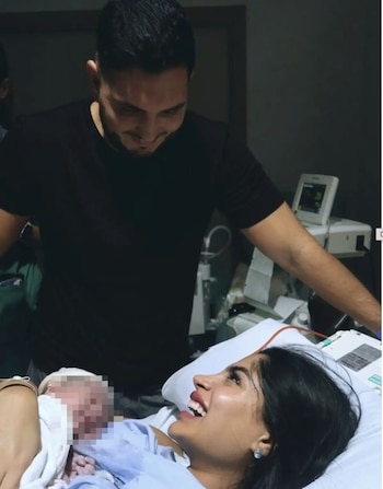 Omar Montes junto a Lola