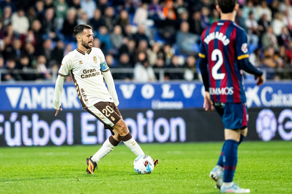 La Unión Deportiva Las Palmas volvió a hacer un partido de menos a más. En una discreta primera parte, el Huesca se adelantó en los minutos finales. Ya en la segunda parte, Miloš Luković impartió justicia con un golazo que suma un punto más para el representativo, que sigue sumando y anclado en la zona