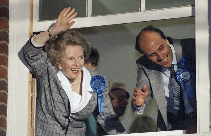 Margaret Thatcher saluda junto a Lord Time Bell. Foto: AP