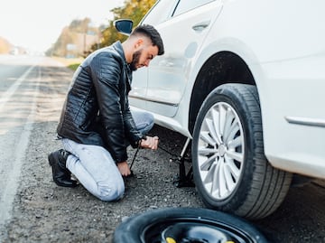 Nunca cambies una sola llanta de tu vehículo