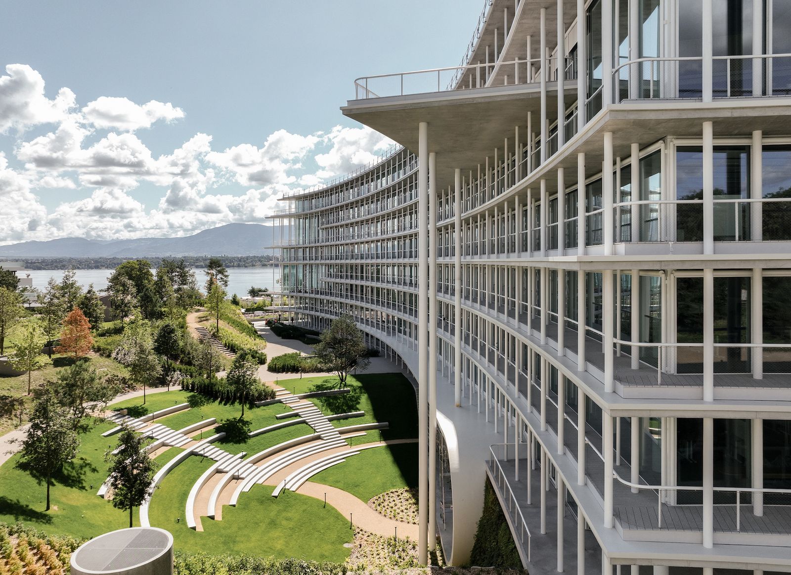 La oficina del futuro según Herzog  de Meuron un manifiesto de luz naturaleza y arquitectura