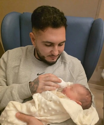 Omar Montes junto a su