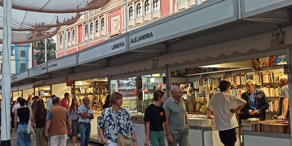 La Feria del Libro Antiguo de Sevilla roza medio siglo de historia con «creciente interés» del público joven y más proyección