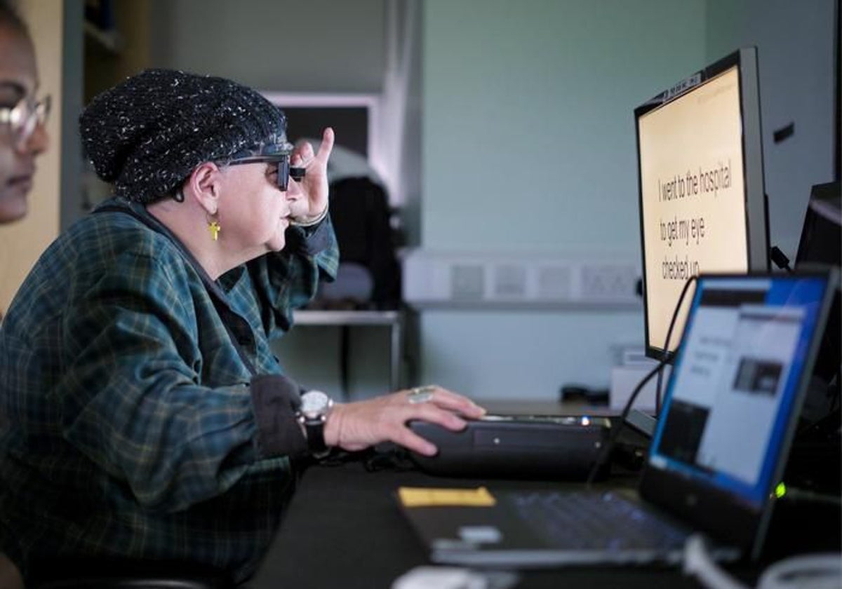 Los ciegos pueden volver a leer con un chip implantado en el ojo