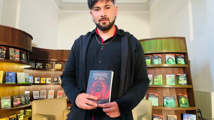 Lucas Espinosa presentó su primera novela ‘Warriors of Hell’