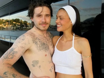 La pareja muestra su compromiso