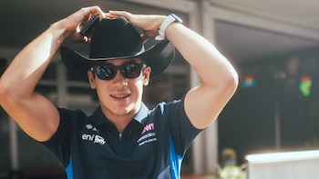 Franco Colapinto sonríe con un