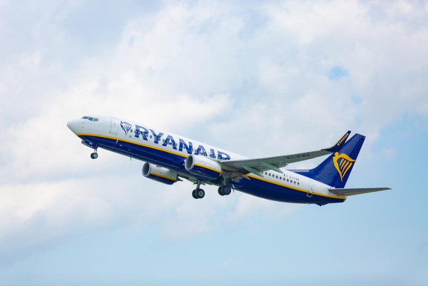 Ryanair recorta otros 1,2 millones de asientos en los aeropuertos regionales y elimina los vuelos a Asturias
