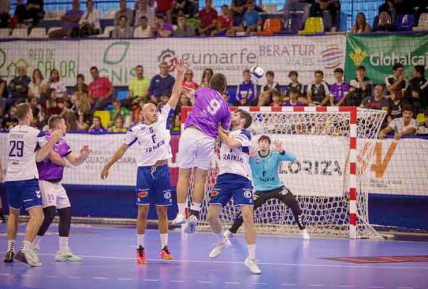 Manu Falcón se eleva por encima de la defensa rival para lanzar sobre el portal catalán. Foto Oscar Gronard