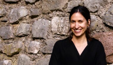 La doctora Mireia Vallès-Colomer, de la Universidad Pompeu Fabra, investiga cómo las bacterias del intestino influyen en el cerebro.