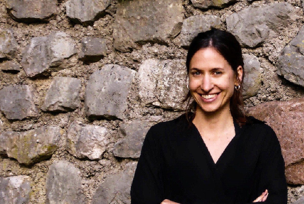 La doctora Mireia Vallès-Colomer, de la Universidad Pompeu Fabra, investiga cómo las bacterias del intestino influyen en el cerebro.