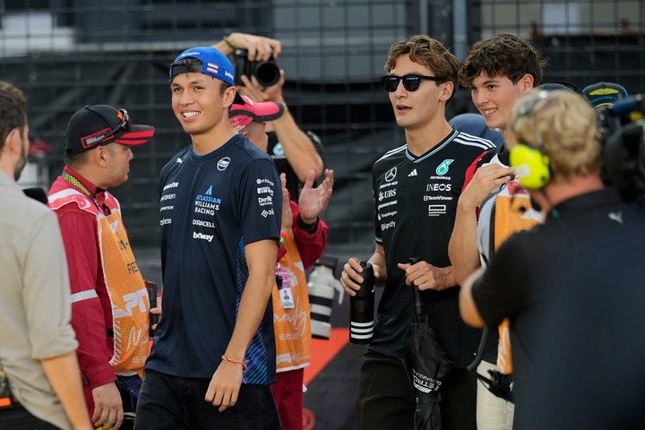 Albon parte desde boxes; Russell, adelante. (AP)