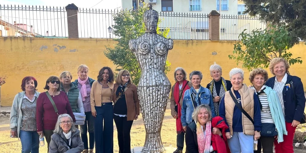 Olías del Rey (Toledo) inaugura una escultura en homenaje a las mujeres rurales