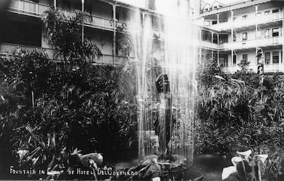 El patio del hotel del Coronado, en San Diego (California), con su fuente de Venus, en una fotografía de principios del siglo XX.
