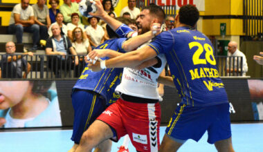 Gonzalo Carró intenta zafarse de dos jugadores del Bidasoa./ AMADOR MARUGÁN