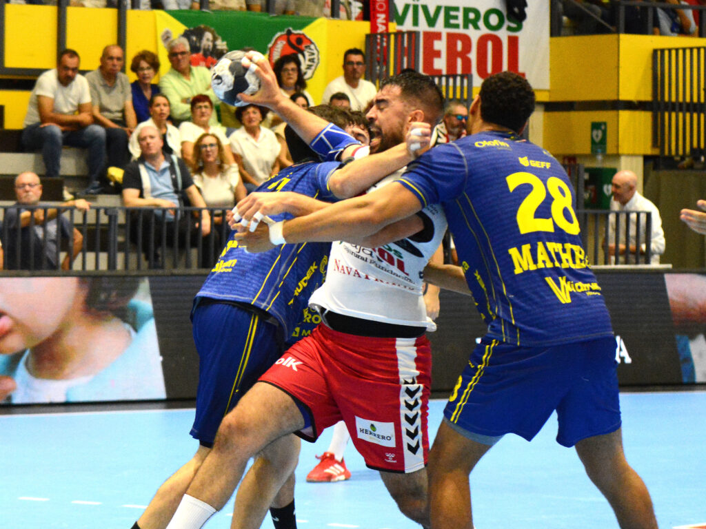 Gonzalo Carró intenta zafarse de dos jugadores del Bidasoa./ AMADOR MARUGÁN