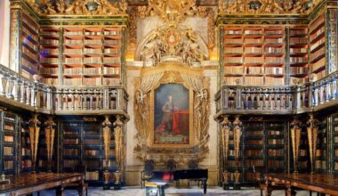 La biblioteca barroca que parece un palacio y guarda más de 60.000 libros antiguos