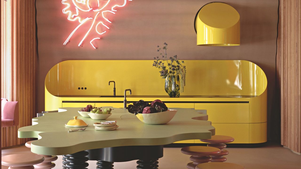 En un antiguo edificio de Berlín, este artista y arquitecto ha orquestado una casa explosiva digna de una película de ciencia ficción