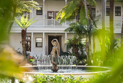 El patio del hotel del Coronado con su fuente de Venus recuperada y restaurada, en 2025..