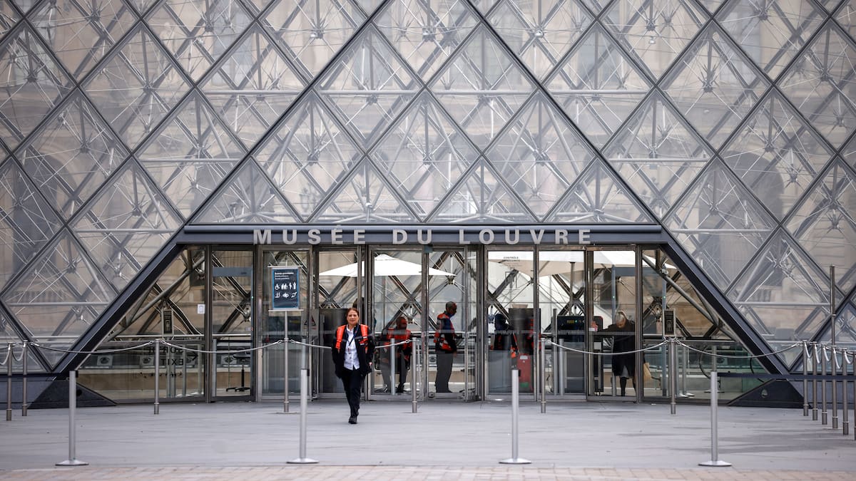 El museo del Louvre estima en 88 millones de euros el valor de las joyas robadas | Internacional