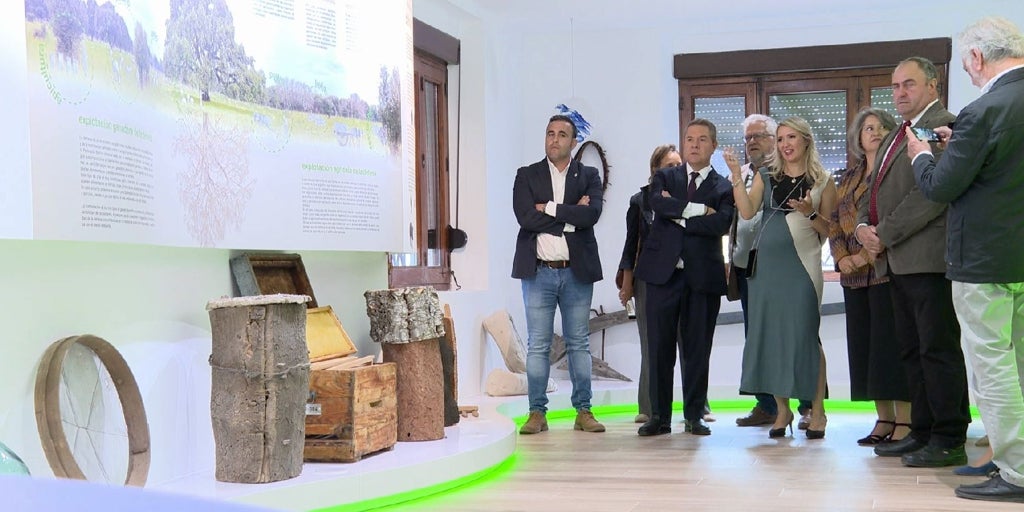 El presidente de Castilla-La Mancha defiende la tauromaquia como seña de identidad cultural y rechaza los «caprichos de un ministro»